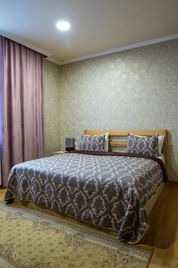 Inga Hotel Erevan Esterno foto