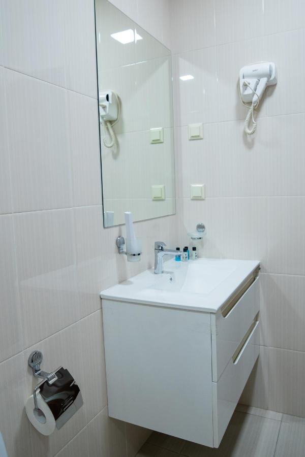Inga Hotel Erevan Esterno foto