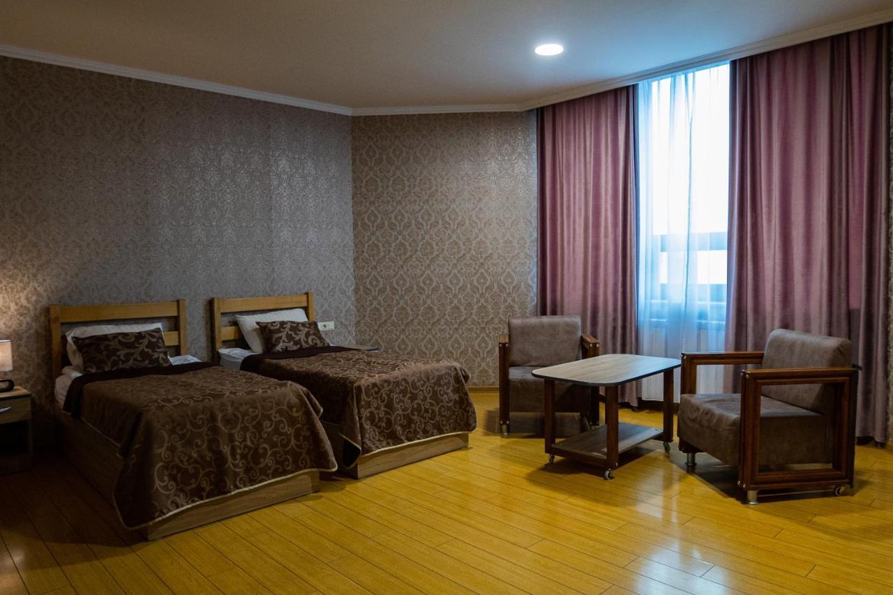Inga Hotel Erevan Esterno foto