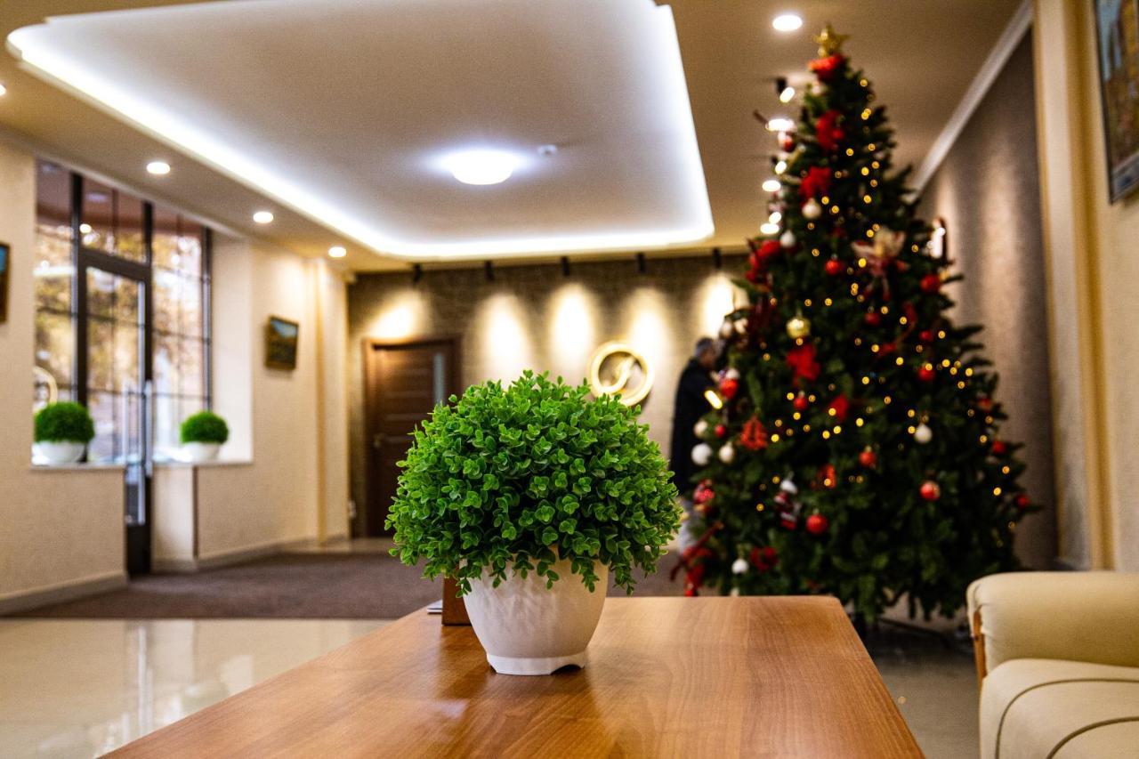 Inga Hotel Erevan Esterno foto