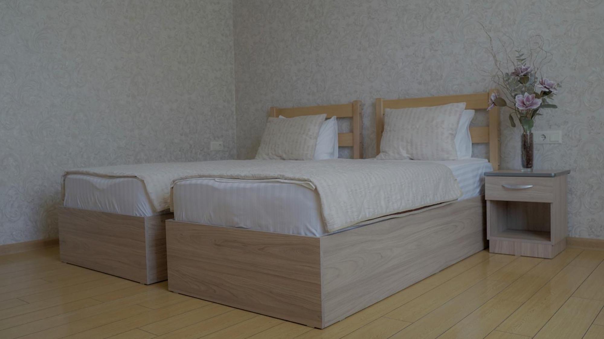 Inga Hotel Erevan Esterno foto
